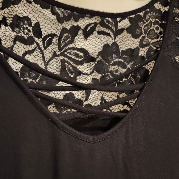 Torrid - Lace inset lattice v-neck tee. Size 2 - Picture 5 of 6